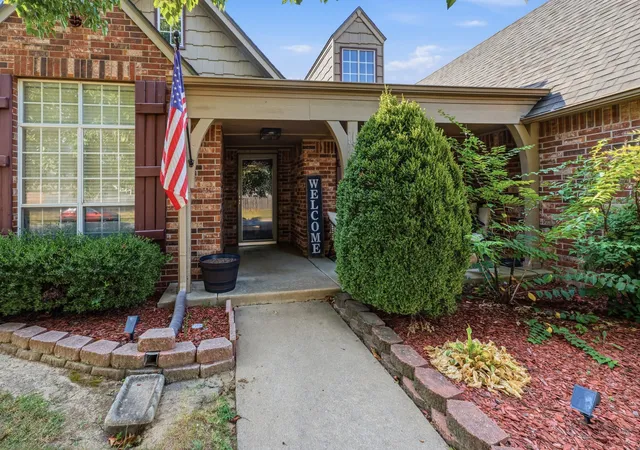 Photo 2 of Sale Pending at 11608 E 102nd St N, Owasso, OK 74055 | MLS# 2631939 | Listing updated on 2026-09-11