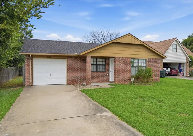 Photo 4 of Sale Pending at 2002 S Cherokee Ave, Claremore, OK 74019 | MLS# 2632016 | Listing updated on 2026-09-03