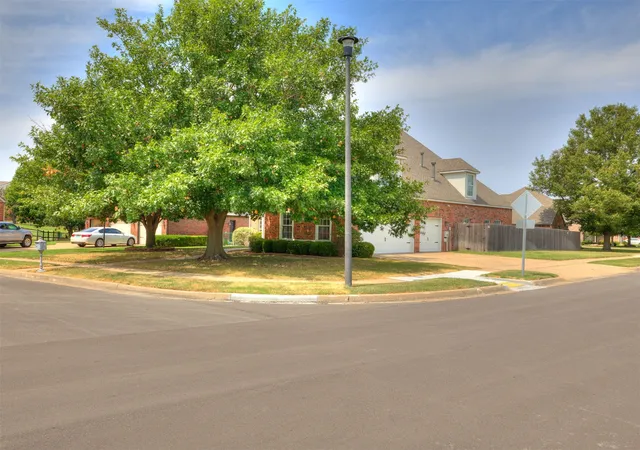Photo 2 of Single family home for sale at 3220 N Oak Ave, Broken Arrow, OK 74012 | MLS# 2632026 | Listing updated on 2026-09-11