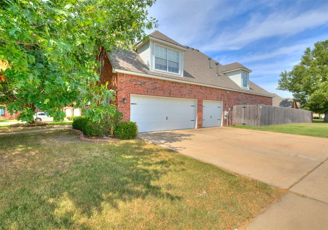 Photo 3 of Single family home for sale at 3220 N Oak Ave, Broken Arrow, OK 74012 | MLS# 2632026 | Listing updated on 2026-09-11