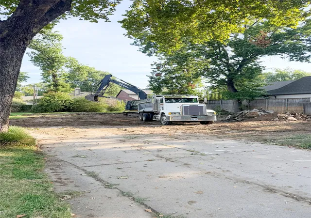 Photo 3 of Sale Pending at 2529 E 25th Pl, Tulsa, OK 74114 | MLS# 2632097 | Listing updated on 2026-09-11