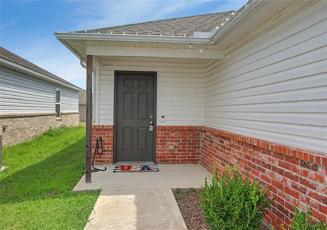 Photo 2 of Sale Pending at 618 Georgia Pl W, Muskogee, OK 74403 | MLS# 2632093 | Listing updated on 2026-09-08