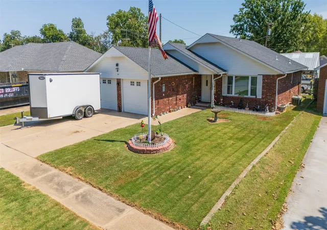 Photo 1 of Single family home for sale at 105 S Rowe St, Pryor, OK 74361 | MLS# 2632102 | Listing updated on 2026-09-22