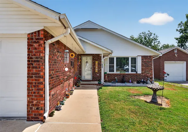 Photo 2 of Single family home for sale at 105 S Rowe St, Pryor, OK 74361 | MLS# 2632102 | Listing updated on 2026-09-22