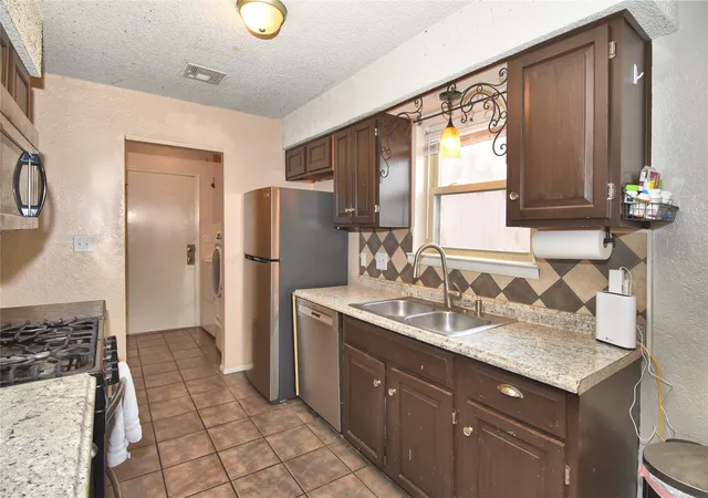 Photo 4 of Single family home for sale at 1114 W Austin St, Broken Arrow, OK 74011 | MLS# 2632118 | Listing updated on 2026-09-10