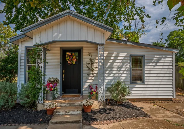 Single family home for sale at 608 W Coleman, Colbert, OK 74733 | MLS# 2631747
