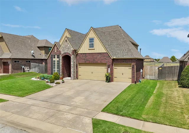 Photo 2 of Single family home for sale at 4400 W Oakridge St Nw, Broken Arrow, OK 74012 | MLS# 2631750 | Listing updated on 2026-08-30
