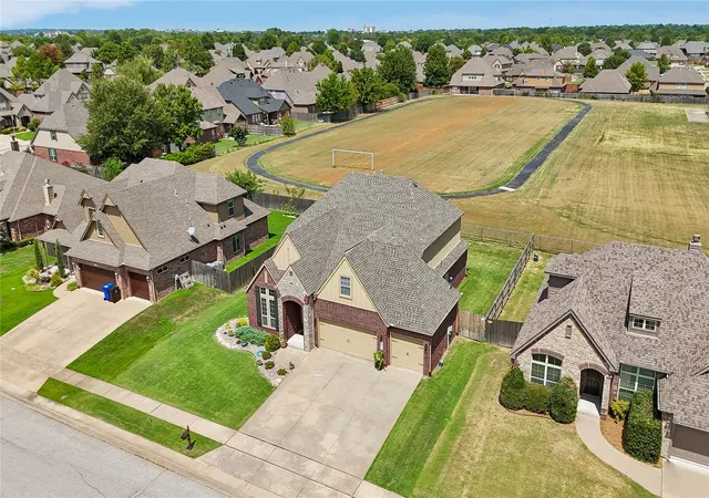 Photo 3 of Single family home for sale at 4400 W Oakridge St Nw, Broken Arrow, OK 74012 | MLS# 2631750 | Listing updated on 2026-08-30