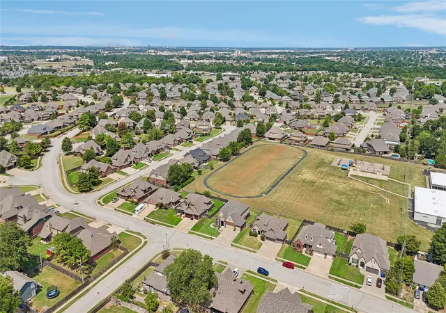 Photo 3 of Single family home for sale at 4400 W Oakridge St Nw, Broken Arrow, OK 74012 | MLS# 2631750 | Listing updated on 2026-08-30