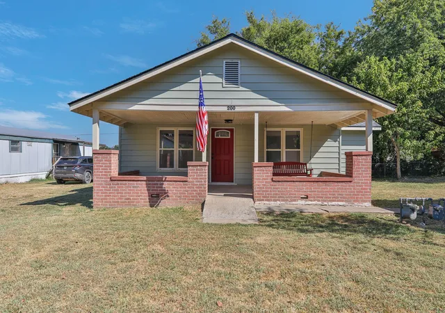 Photo 1 of Sale Pending at 200 S Elm St, Chelsea, OK 74016 | MLS# 2632153 | Listing updated on 2026-09-16