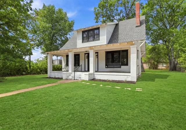 Photo 1 of Single family home for sale at 1301 N 3rd, Durant, OK 74701 | MLS# 2632180 | Listing updated on 2026-09-10
