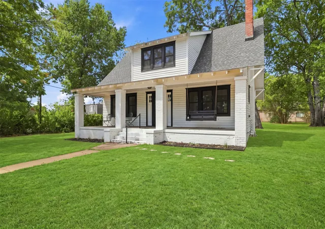 Photo 2 of Single family home for sale at 1301 N 3rd, Durant, OK 74701 | MLS# 2632180 | Listing updated on 2026-09-10
