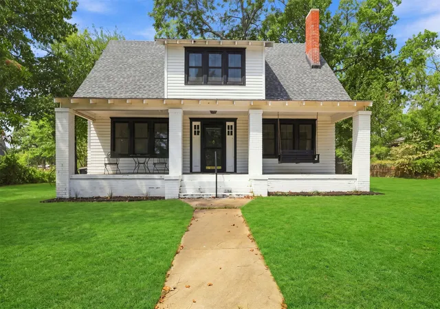 Photo 3 of Single family home for sale at 1301 N 3rd, Durant, OK 74701 | MLS# 2632180 | Listing updated on 2026-09-10