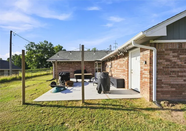 Photo 3 of Sale Pending at 211 N Cedar St, Bristow, OK 74010 | MLS# 2631462 | Listing updated on 2026-09-04