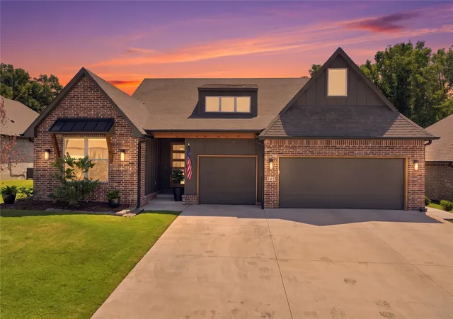 Photo 1 of Sale Pending at 807 E Jacksonville St, Broken Arrow, OK 74012 | MLS# 2632068 | Listing updated on 2026-09-02
