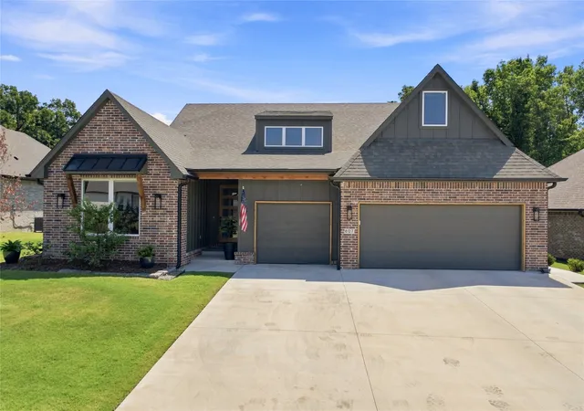 Photo 2 of Sale Pending at 807 E Jacksonville St, Broken Arrow, OK 74012 | MLS# 2632068 | Listing updated on 2026-09-02