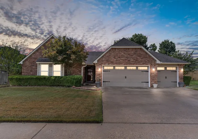 Photo 1 of Sale Pending at 1717 W Jefferson St, Broken Arrow, OK 74011 | MLS# 2632110 | Listing updated on 2026-09-11