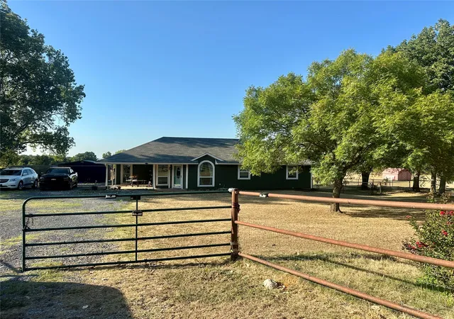 Photo 3 of Single family home for sale at 2105 W Mockingbird Ln, Durant, OK 74701 | MLS# 2632251 | Listing updated on 2026-09-14