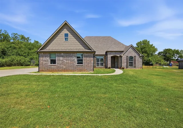 Photo 1 of Single family home for sale at 106 Highland Dr, Durant, OK 74701 | MLS# 2632220 | Listing updated on 2026-09-05
