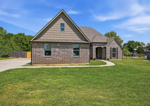 Photo 3 of Single family home for sale at 106 Highland Dr, Durant, OK 74701 | MLS# 2632220 | Listing updated on 2026-09-05