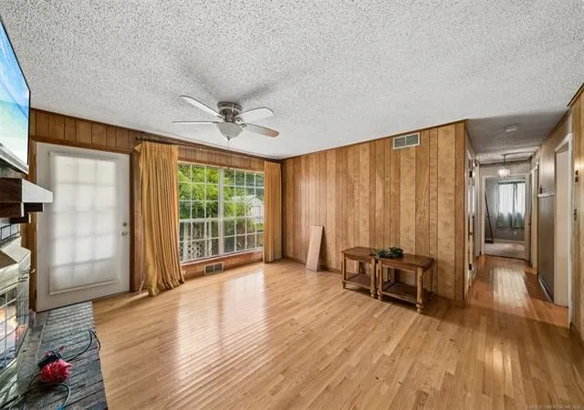 Photo 2 of Sale Pending at 525 N 44 Avenue, Tulsa, OK 74127 | MLS# 2632311 | Listing updated on 2026-09-07
