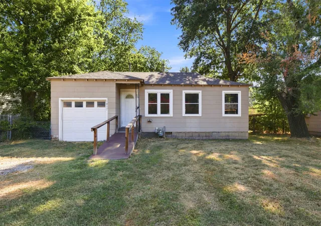 Photo 1 of Sale Pending at 1017 Wesley Ave, Broken Arrow, OK 74012 | MLS# 2632375 | Listing updated on 2026-09-04