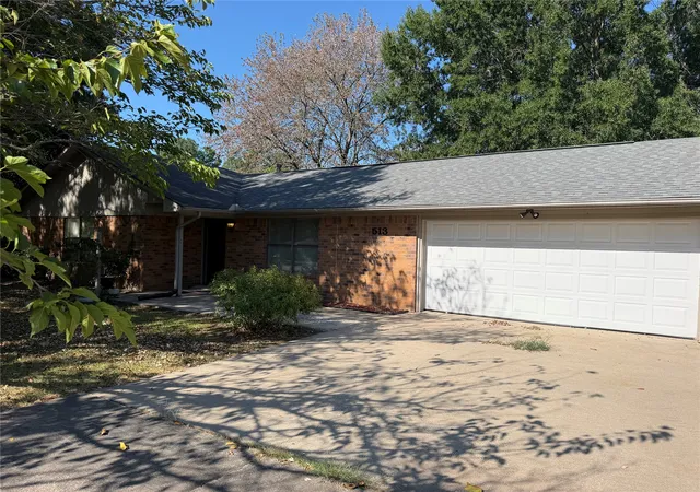 Photo 2 of Single family home for sale at 513 Meadowlark Ln, Durant, OK 74701 | MLS# 2632397 | Listing updated on 2026-09-04