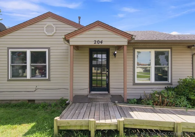 Photo 2 of Sale Pending at 204 E Beaver St, Jenks, OK 74037 | MLS# 2632233 | Listing updated on 2026-09-09