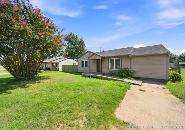 Photo 3 of Sale Pending at 204 E Beaver St, Jenks, OK 74037 | MLS# 2632233 | Listing updated on 2026-09-09