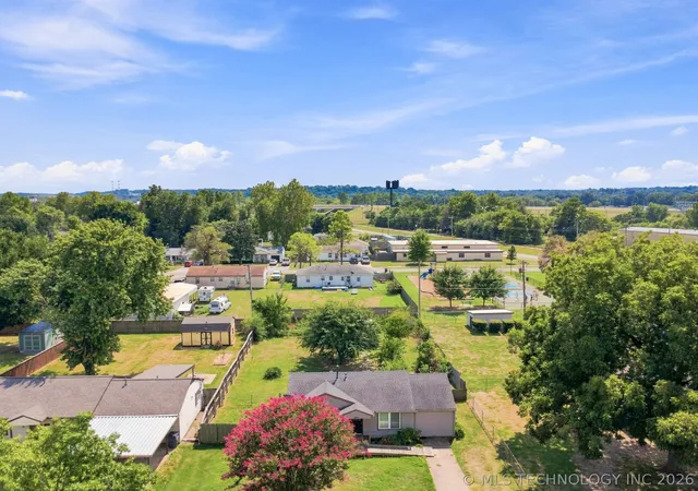 Photo 3 of Sale Pending at 204 E Beaver St, Jenks, OK 74037 | MLS# 2632233 | Listing updated on 2026-09-09