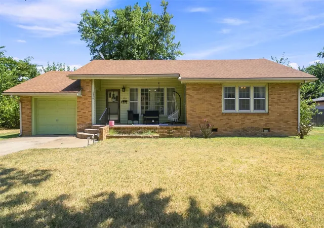 Single family home for sale at 526 S Scraper St, Vinita, OK 74301 | MLS# 2632359