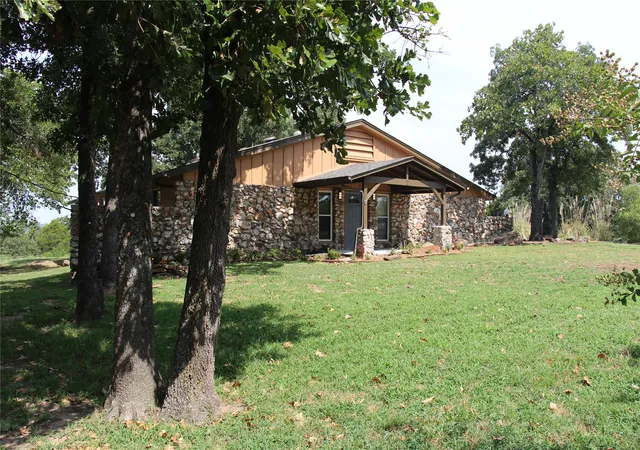 Photo 2 of Single family home for sale at 2 Westwind Dr, Sand Springs, OK 74063 | MLS# 2632198 | Listing updated on 2026-09-30