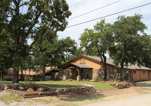 Photo 3 of Single family home for sale at 2 Westwind Dr, Sand Springs, OK 74063 | MLS# 2632198 | Listing updated on 2026-09-30