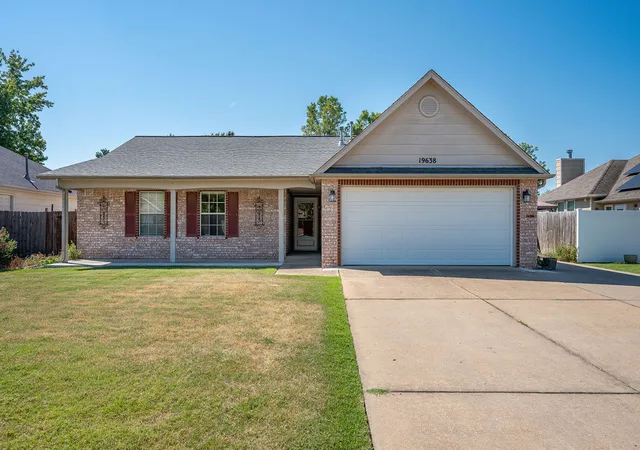 Photo 1 of Single family home for sale at 19638 E 38th Place S, Broken Arrow, OK 74014 | MLS# 2631940 | Listing updated on 2026-09-03