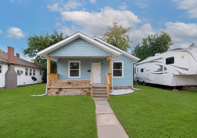 Photo 1 of Single family home for sale at 810 E Miami Ave, Mc Alester, OK 74501 | MLS# 2632275 | Listing updated on 2026-09-24