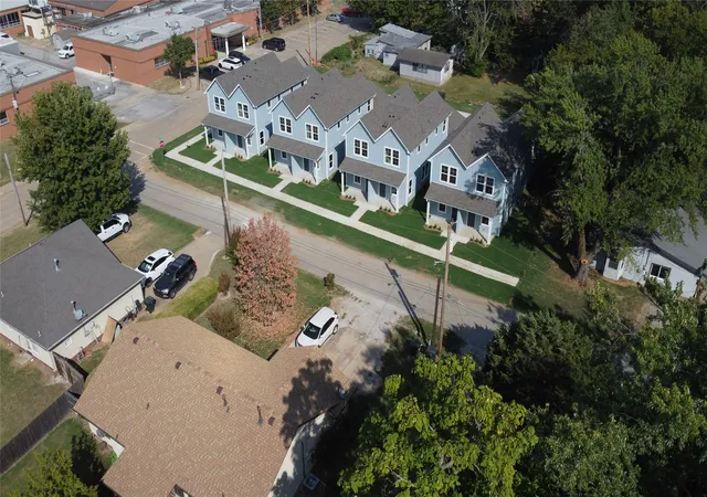 Listing Photo 2 - Condo for sale in building located at 718 N Weenonah Ave, Claremore, OK 74017