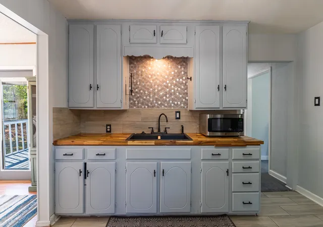 Photo 3 of Single family home for sale at 1406 Healdton, Ardmore, OK 73401 | MLS# 2631944 | Listing updated on 2026-10-04