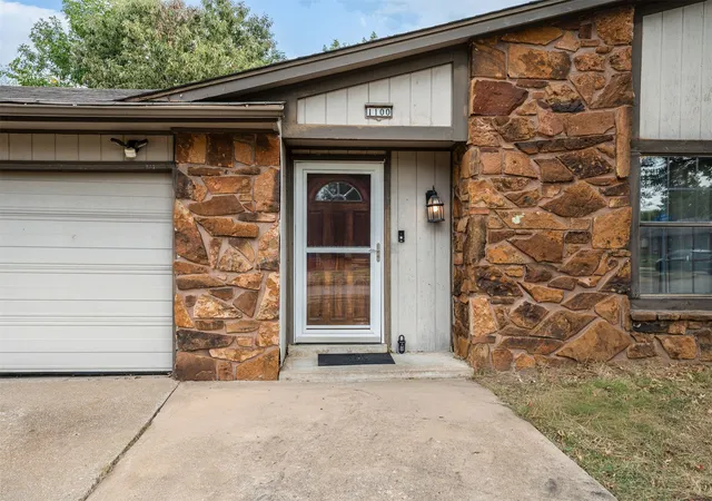 Photo 2 of Single family home for sale at 1100 W Knoxville St, Broken Arrow, OK 74012 | MLS# 2632690 | Listing updated on 2026-09-04