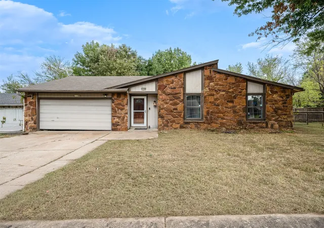 Photo 3 of Single family home for sale at 1100 W Knoxville St, Broken Arrow, OK 74012 | MLS# 2632690 | Listing updated on 2026-09-04
