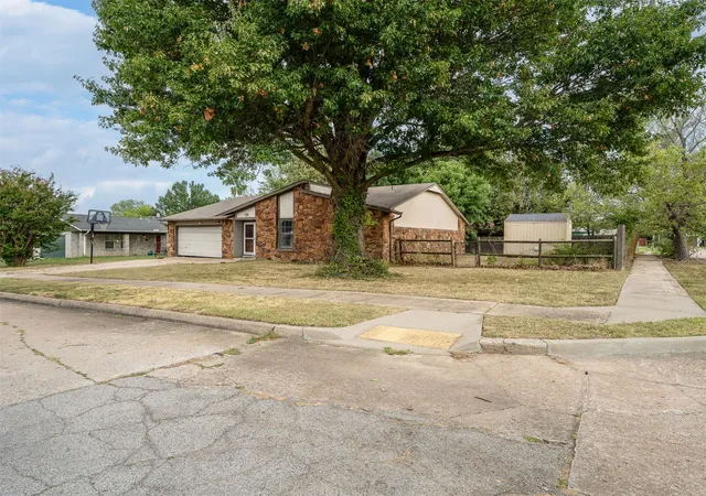 Photo 3 of Single family home for sale at 1100 W Knoxville St, Broken Arrow, OK 74012 | MLS# 2632690 | Listing updated on 2026-09-04