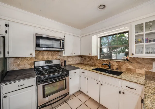Photo 4 of Single family home for sale at 1100 W Knoxville St, Broken Arrow, OK 74012 | MLS# 2632690 | Listing updated on 2026-09-04