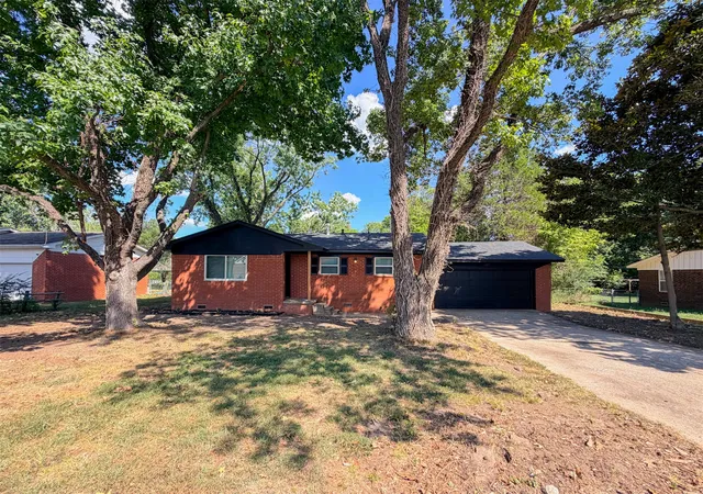 Photo 2 of Single family home for sale at 905 Lamer Ave, Tahlequah, OK 74464 | MLS# 2632548 | Listing updated on 2026-09-09