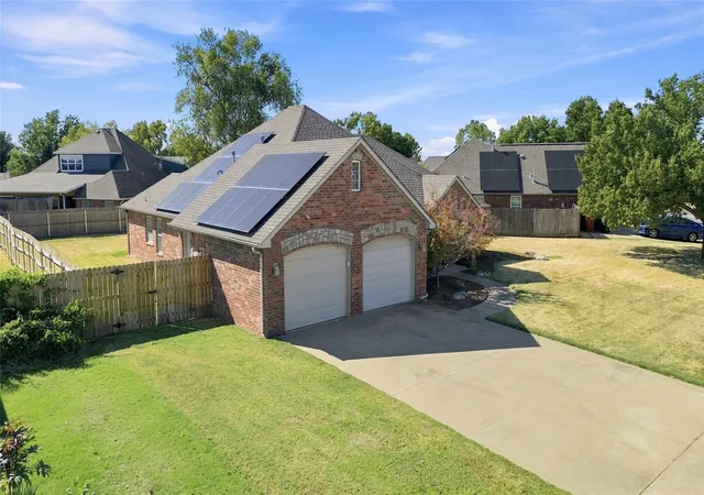 Photo 2 of Sale Pending at 9918 N 118th East Ave, Owasso, OK 74055 | MLS# 2632673 | Listing updated on 2026-09-14
