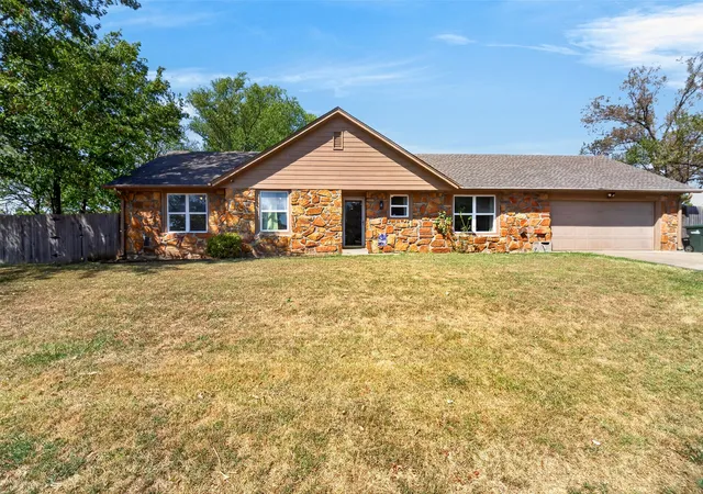 Photo 2 of Single family home for sale at 1631 Valley Pkwy, Claremore, OK 74017 | MLS# 2632709 | Listing updated on 2026-09-10