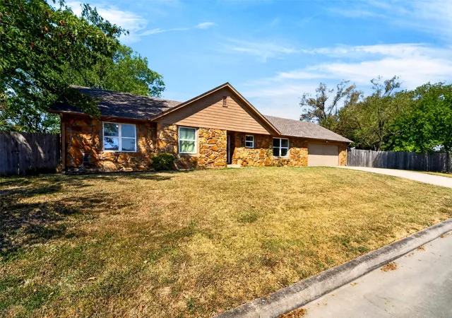 Photo 3 of Single family home for sale at 1631 Valley Pkwy, Claremore, OK 74017 | MLS# 2632709 | Listing updated on 2026-09-10
