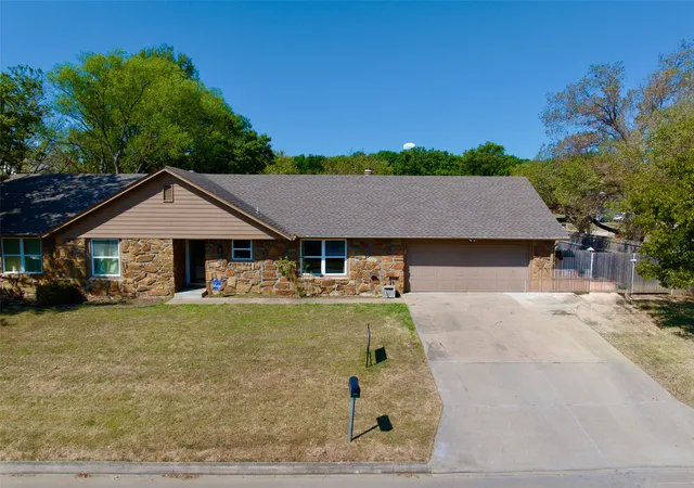 Photo 3 of Single family home for sale at 1631 Valley Pkwy, Claremore, OK 74017 | MLS# 2632709 | Listing updated on 2026-09-10