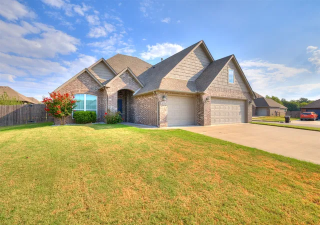 Photo 2 of Sale Pending at 1610 E Roanoke Ct, Broken Arrow, OK 74011 | MLS# 2632733 | Listing updated on 2026-10-05