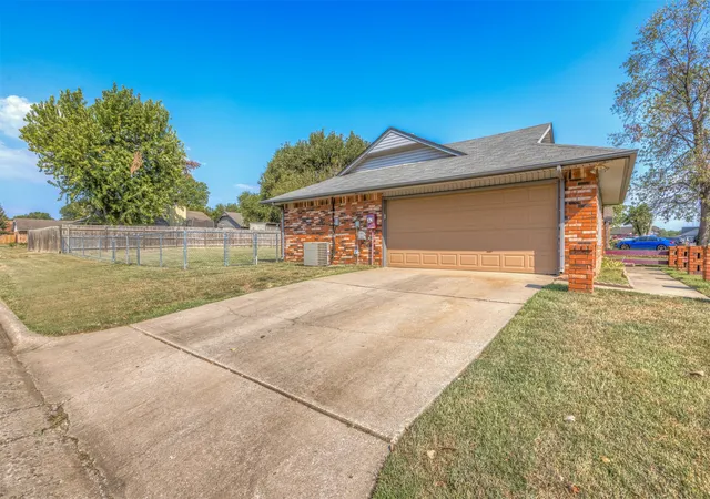 Photo 3 of Sale Pending at 4020 S Birch Pl, Broken Arrow, OK 74011 | MLS# 2632653 | Listing updated on 2026-09-08