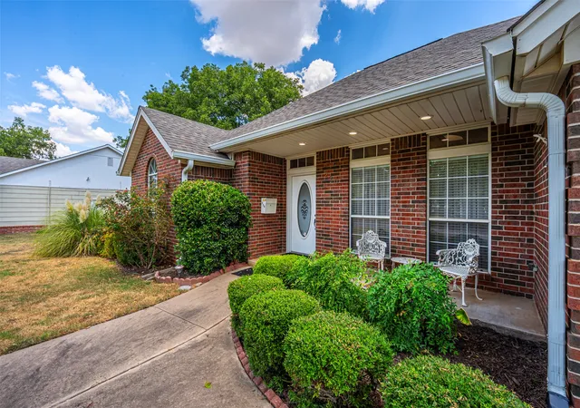 Photo 3 of Single family home for sale at 210 South 8th, Davis, OK 73030 | MLS# 2632447 | Listing updated on 2026-10-02