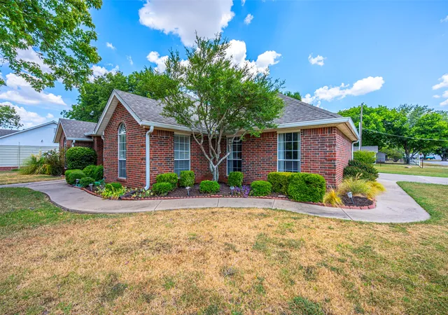 Photo 3 of Single family home for sale at 210 South 8th, Davis, OK 73030 | MLS# 2632447 | Listing updated on 2026-10-02